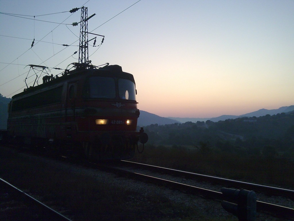 42-081 с влак 30652 чака среща с БВ3637 в Търнак
